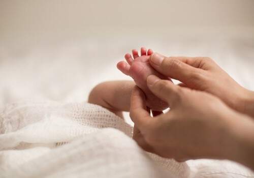 El primero semana del bebé caricias lentas, suaves y cálidas desde la
                             cabecita hasta los pies.