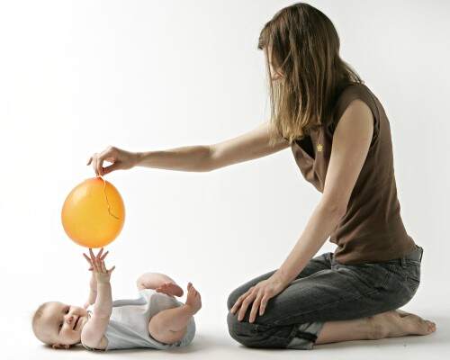 Juegos y juguetes para bebés desde 4 meses.
                Un balón colorido en tu mano para jugar con tu bebé. 