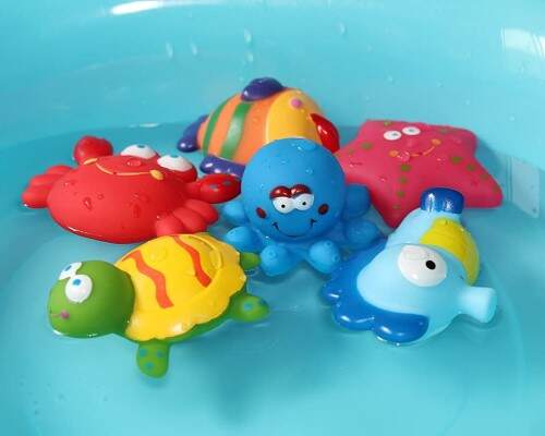  Los juguetes para el baño tienen una variedad de formas y colores para bebés desde 6 meses